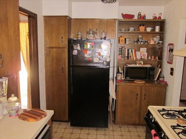 GALLEY KITCHEN WITH BREEZEWAY / ENTRANCE ON THE LEFT